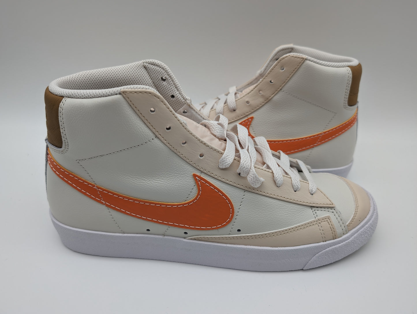 Nike BLAZER MID 77 EMB - Sneaker high phantom/hot curry/pearl white