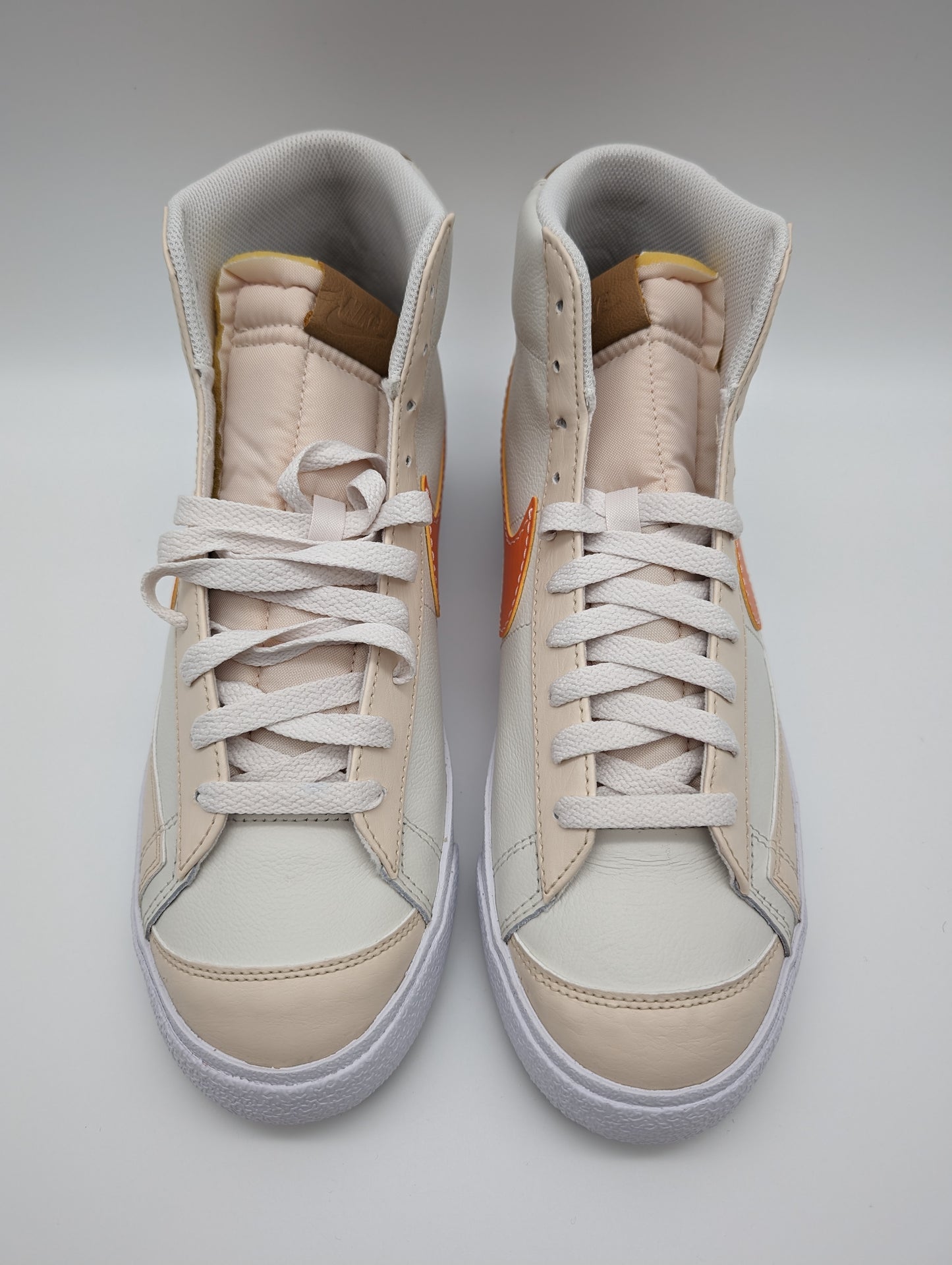 Nike BLAZER MID 77 EMB - Sneaker high phantom/hot curry/pearl white