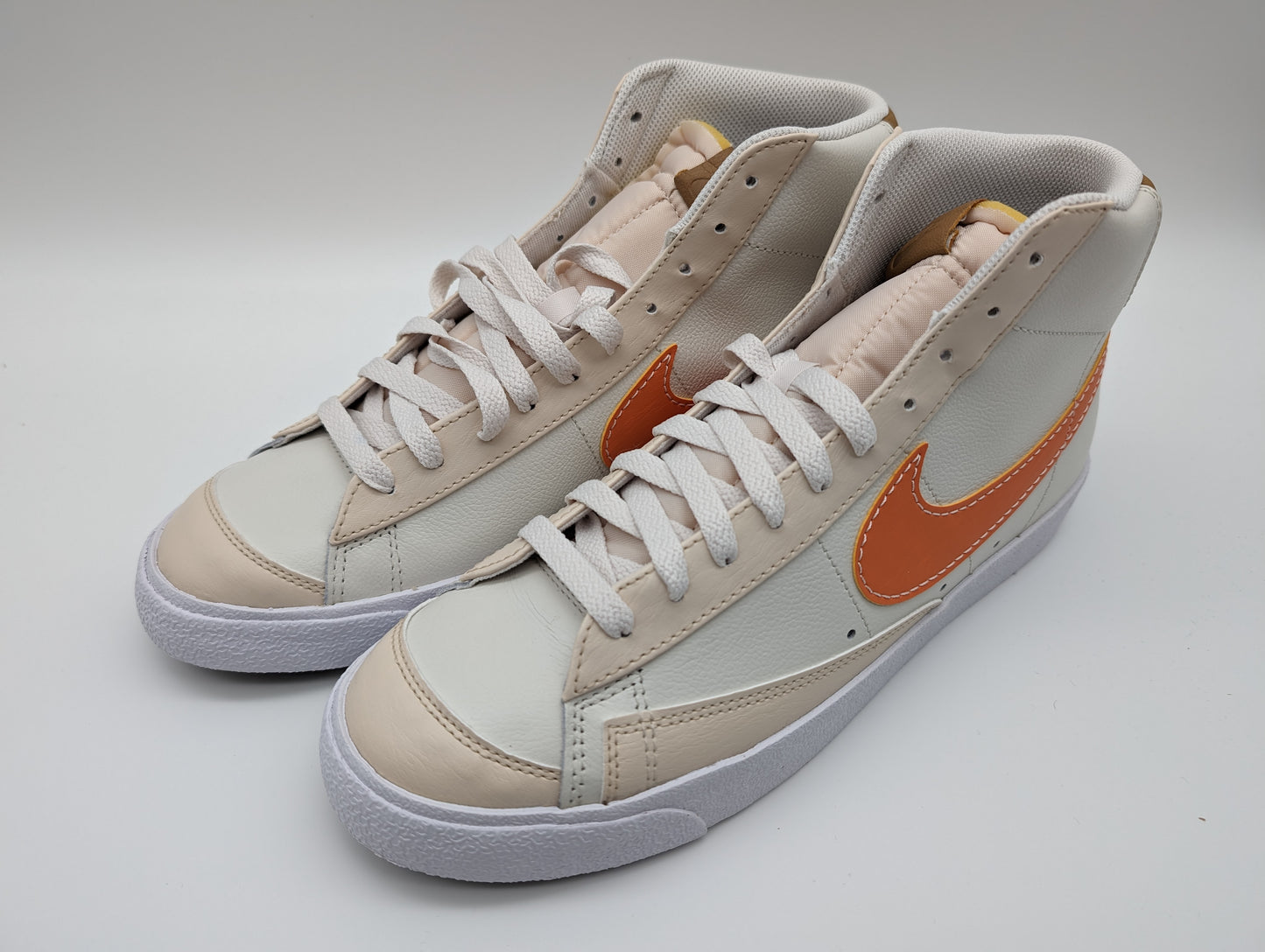 Nike BLAZER MID 77 EMB - Sneaker high phantom/hot curry/pearl white