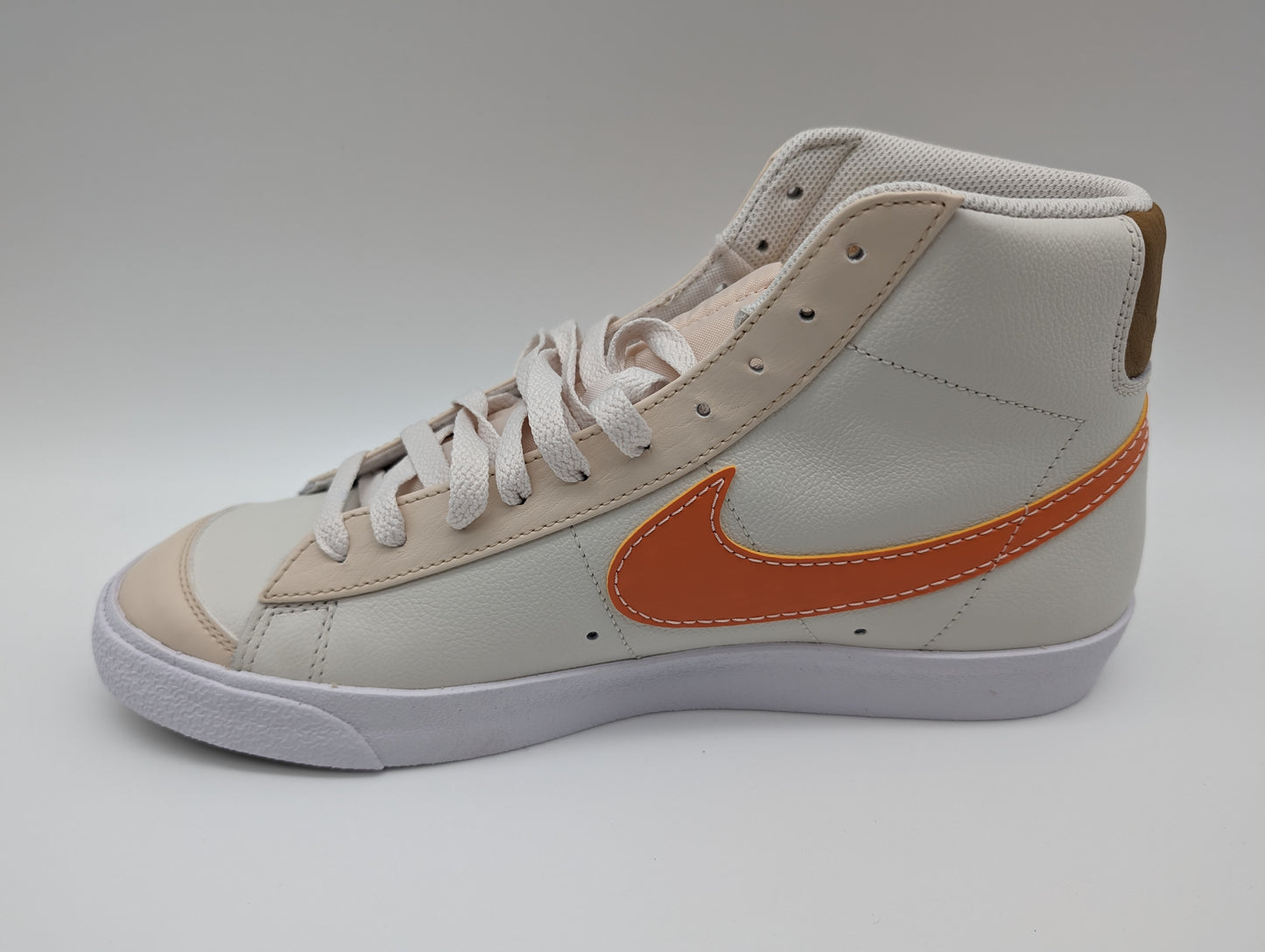 Nike BLAZER MID 77 EMB - Sneaker high phantom/hot curry/pearl white