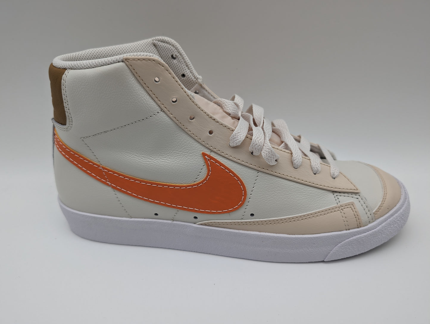 Nike BLAZER MID 77 EMB - Sneaker high phantom/hot curry/pearl white